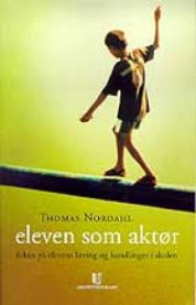 Elev som aktør i pedagogikk, viser fokus på elevens læring og handlinger i skolemiljøet, illustrert med hånd og elev i klasserom.