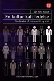Bilde av en bok om kultur og kald ledelse, utgitt av Universitetsforlaget, med en åpen bok og notatblokker på et bord.