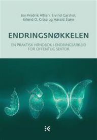 Bilde av endringsnøkkel-boken fra Kommuneforlaget, en praktisk håndbok i endringsarbeid for offentlig sektor.
