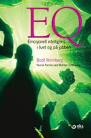 Bokomslag for "EQ: emosjonell intelligens i livet og på jobben" av NKS-forlaget, viser en åpen bok med fargerike illustrationer.