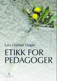 Bilde av boka "Etikk for pedagoger" fra Gyldendal, med åpen bok og notatpapir, som illustrerer pedagogikk og etiske spørsmål.