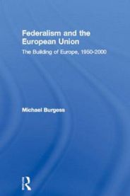 En pocketbok om føderalisme og EU, skrevet av Taylor & Francis, med tittel "Federalism and the European Union" synlig på forsiden.