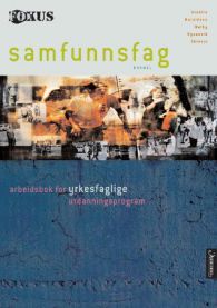 Fokus samfunnsfag arbeidsbok for VGS fra Aschehoug, med åpen bok og notatblokk på skrivebordet.