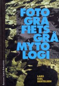 Grå innbundet bok «Fotografiets grå mytologi» av Politisk Revy, med fotografier og historier i en kunstnerisk bok.