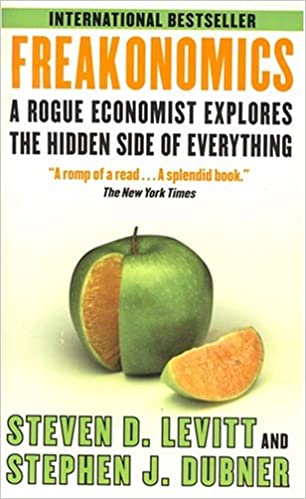 Boka Freakonomics av en økonom, med tittelen "A Rogue Economist Explores the Hidden Side of Everything" på forsiden.