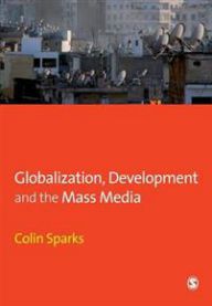 Bok om globalisering, utvikling og massemedia med politikkfokus, vist med bokomslag på bilde.