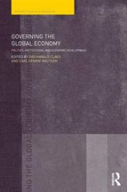 Pocketbok om samfunnsøkonomi, viser bokomslag for "Governing the Global Economy" av Taylor & Francis med økonomi- og politikkinstitusjoner.