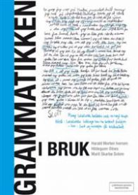 Bilde av "Grammatikk i bruk" pedagogikkbok fra Cappelen Damm, viser åpen bok med eksempelsetninger og grammatikkforklaringer.