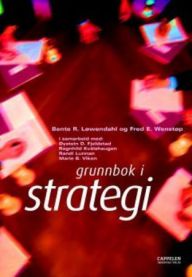 Bokomslag for "Grunnbok i strategi" av Damm, en ledelsesbok med fokus på strategitema, vist med åpen bok og notat.