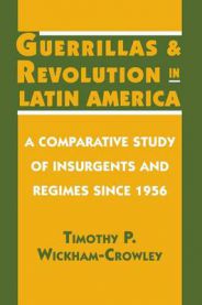 Bok om geriljagrupper og revolusjoner i Latin-Amerika, politikkbok med tittel og illustrasjon av insurgenser og regimer.