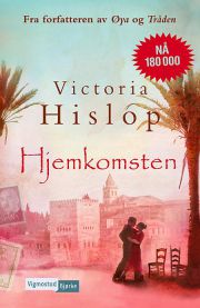 Innbundet bok "Hjemkomsten" av Schibsted, skjønnlitteratur med omslagsbilde av en norsk landskap og hjemmetema.