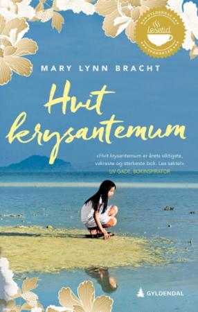 Hvit krysantemum fra Gyldendal Norsk Forlag AS, oversatt skjønnlitteratur for voksne, blomster i en vase.
