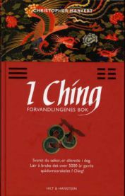 Bok i I Ching; forvandlingenes bok av Hilt og Hansteen, innbundet, med tradisjonelt kinesisk symbol på forsiden