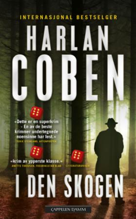 Bokomslag av "I den skogen" (Pocket) av Cappelen Damm AS, oversatt skjønnlitteratur for voksne, med skogsbilde på forsiden