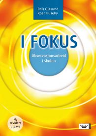Bilde av bok i Fokus om observasjonsarbeid i skolen, pedagogikk fra Damm, med åpen bok og notatblokk på skrivebordet.
