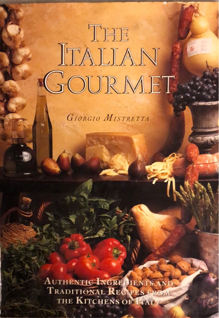Bokomslag for "Italian Gourmet" med bilder av italienske ingredienser og tradisjonelle oppskrifter, innbundet kokebok.