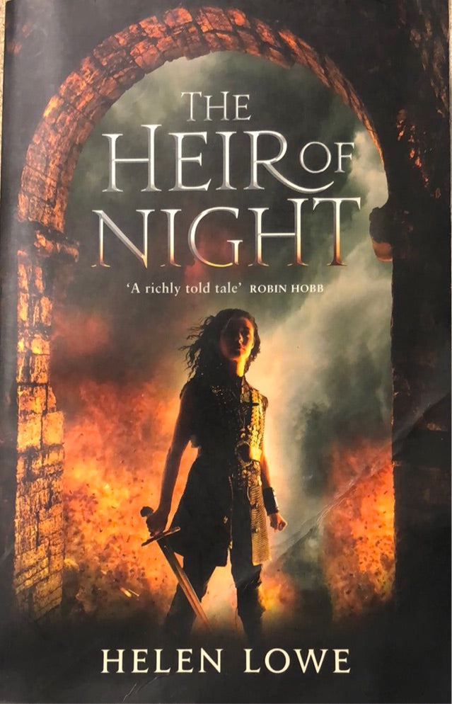 Bok: Heir Of Night. The Wall of Night: Book One, pocketutgave av fantasybok, med tittel og forfatter på forsiden.