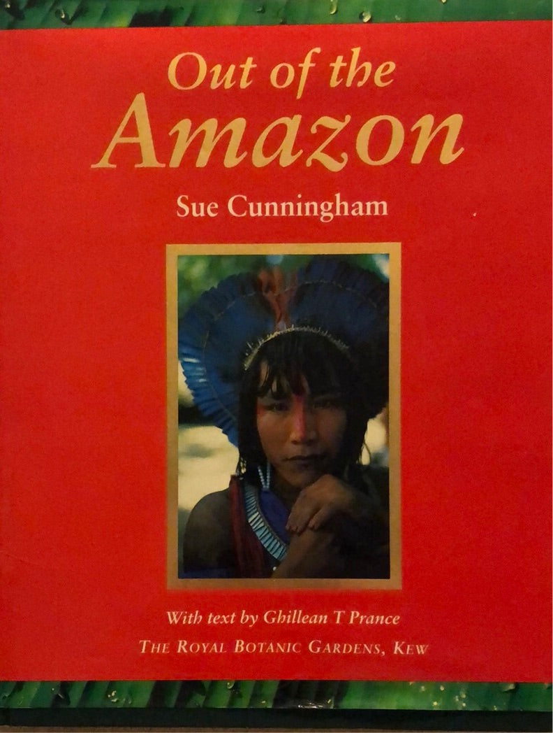 Bokomslag for "Out of the Amazon: Photographs of the Brazilian Rainforest" med fargerike bilder av regnskogen.