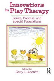 Bokia.no Play Therapy Pocket-bok med psykologi, viser illustrasjoner og innhold om leketerapi for barn og terapeuter.