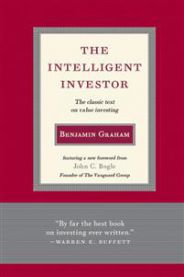 Bokom forfatteren "The Intelligent Investor" om verdi-investering, vist med bokomslag og finansrelaterte detaljer.
