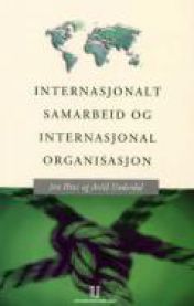 Bokomslag for "Internasjonalt samarbeid og internasjonal organisasjon" av Universitetsforlaget, viser globus og internasjonale symboler.