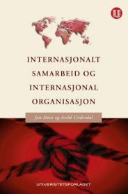 Bokomslag for "Internasjonalt samarbeid og internasjonal organisasjon" av Universitetsforlaget, med verdenskart og samarbeidssymboler.