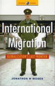 Bokomslag for "International Migration (Pocket)" sosiologibok av Zed Books, illustrasjon av global migrasjon og globalisering.