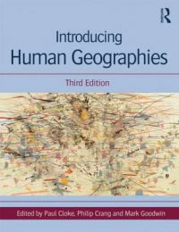 Pocket bok om menneskelige geografer og miljøkunnskap med Taylor & Francis, viser bokomslag med kart og tekst.