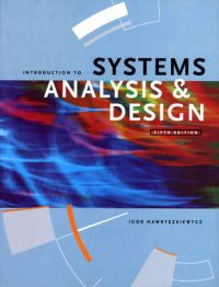 Bokomslag for "Introduction to Systems Analysis and Design" fra Pearson, viser en datamaskin og notater på skrivebordet.
