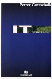 Bilde av en bok om IT-strategi innen ledelse fra Fagbokforlaget, vises med åpen bok og notatblokker på skrivebordet.
