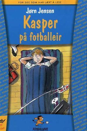 Kasper på fotballeir, en junior roman fra Cappelen Damm AS, viser en gutt i fotballedrakt som spiller fotball utendørs.