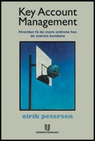 Nærbilde av en bok om Key Account Management fra Universitetsforlaget, med fokus på store kunder og strategier i markedsføring.