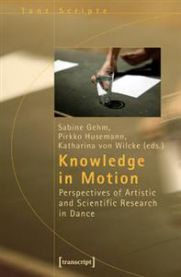 Bokomslag for "Knowledge in Motion (Pocket)" av Transcript Verlag, med bilder av dans og kunst og kultur på forsiden.