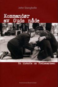 Bokomslag for "Kommandør av Guds nåde," innbundet historie om Frelsesarmeen av Andresen & Butenschøn.
