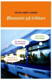 Bokomslag for "Økonomi på trikken" av Gyldendal, samfunnsøkonomi, med illustration av trikk og bymiljø på forsiden.