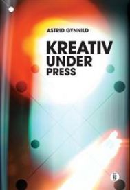 Kreativ under press medievitenskap bok fra IJ-forlag, åpen bok med illustrasjoner og notater på bordet.