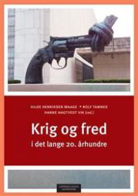 Bokomslag for "Krig og fred i det lange 20. århundre" av Cappelen Damm, politikkbok med historiske bilder og tittel.