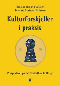 Bilde av boka Kulturforskjeller i praksis innen sosialantropologi, utgitt av Gyldendal, med fokus på kulturforskjeller i Norge