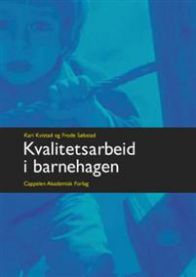 Bilde av boken 'Kvalitetsarbeid i barnehagen' av Cappelen, innen pedagogikk, med åpen bok og notatblokker på et arbeidsbord.