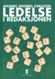 Bildet viser en gruppe journalister i redaksjonen, med leder som koordinerer arbeidet, i en medievitenskapskontekst.