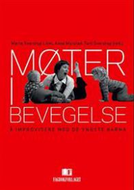 Bilde av pedagogikkboka "Møter i bevegelse" fra Fagbokforlaget, som viser barn i aktivitet og improvisasjon i en læringssituasjon.