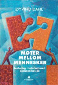 Bokomslag for "Møter mellom mennesker: interkulturell kommunikasjon" innen medievitenskap, utgitt av Gyldendal, med fargerikt design.