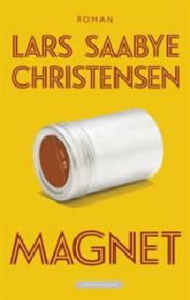 Magnet med roman av Cappelen Damm, viser omslag og tittel for den innbundne romanen "Roman".