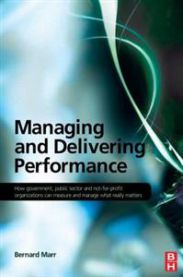 Bokomslag for "Managing and Delivering Performance" ledelsesbok av Butterworth-Heinemann, viser en leder foran en presentasjon.