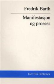 Bilde av boken "Manifestasjon og prosess" innen sosialantropologi utgitt av Universitetsforlaget, vises med åpen bok og sideillustrasjoner.