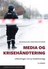 Bokomslag for "Media og krisehåndtering" av Cappelen Damm, med bilder av medier og krisehåndteringsscener.