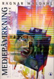 Mediepåvirkning i medievitenskap, bok fra Gyldendal, med åpen bok og notatark på et skrivebord.