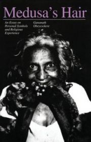Bokomslag for "Medusa's Hair" av University of Chicago Press, illustrasjon av Medusas hår og religiøse symboler.