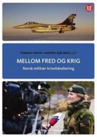 Bokomslag for "Mellom fred og krig" av Universitetsforlaget, om norsk militær krisehåndtering, med åpen bok og illustrasjon.
