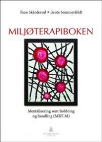 Bilde av psykologiboken "Miljøterapiboken: mentalisering som holdning og handling" av Gyldendal, med åpen bok på bord.